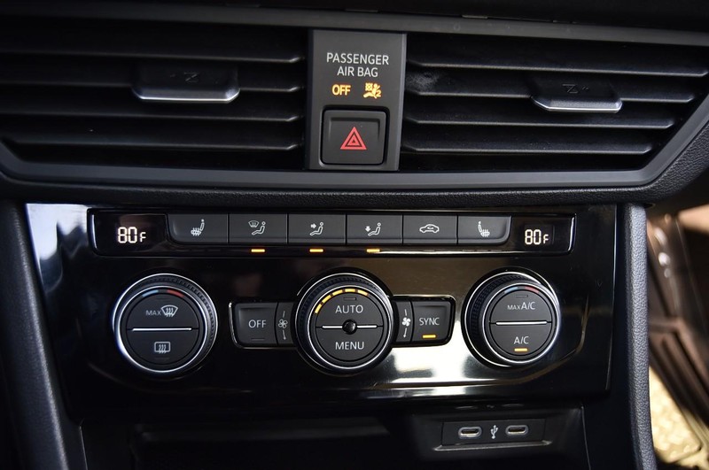 Volkswagen Jetta Vehicle Full-screen Gallery Image 15