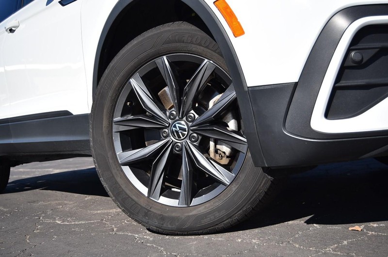 Volkswagen Tiguan Vehicle Full-screen Gallery Image 3