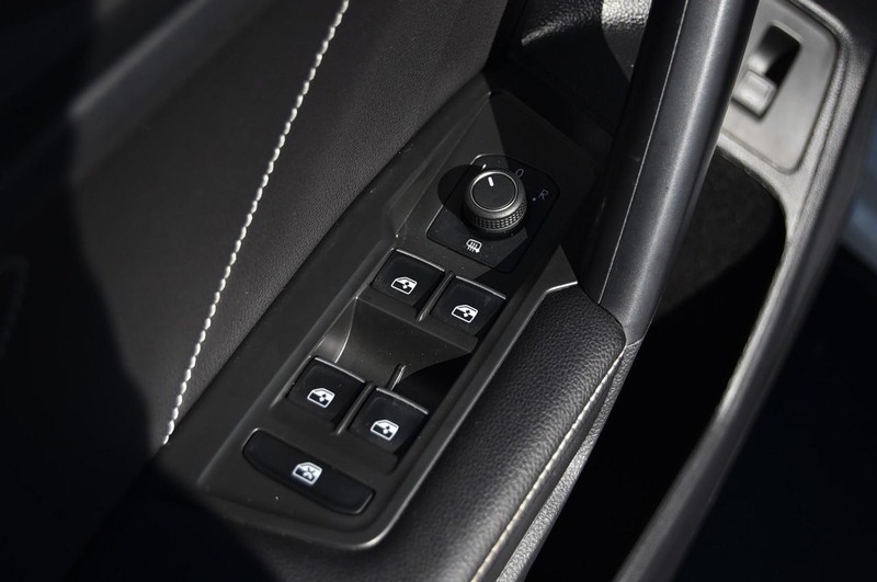 Volkswagen Tiguan Vehicle Full-screen Gallery Image 8