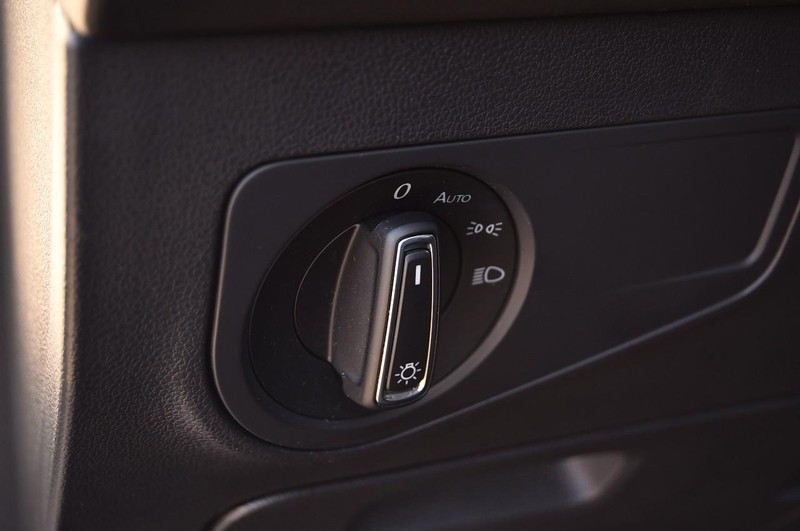 Volkswagen Tiguan Vehicle Full-screen Gallery Image 11