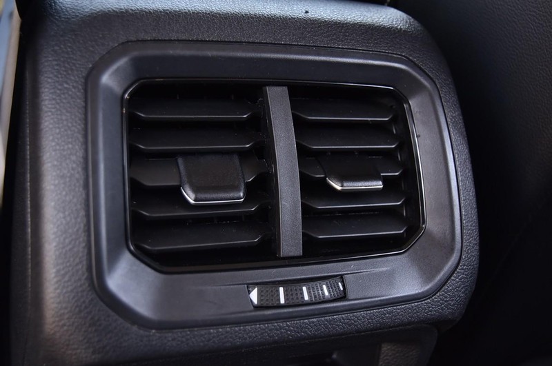 Volkswagen Tiguan Vehicle Full-screen Gallery Image 22