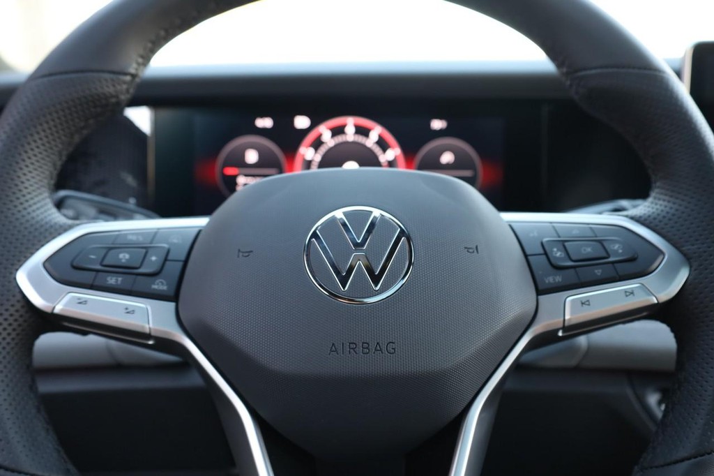 Volkswagen Tiguan Vehicle Full-screen Gallery Image 13