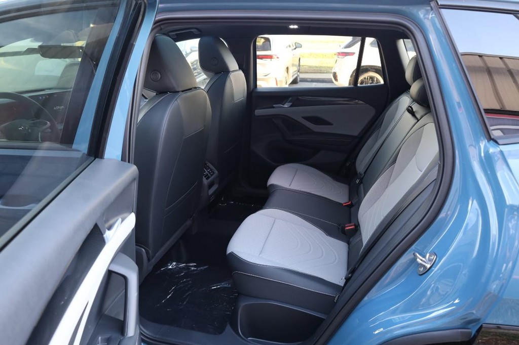 Volkswagen Tiguan Vehicle Full-screen Gallery Image 23