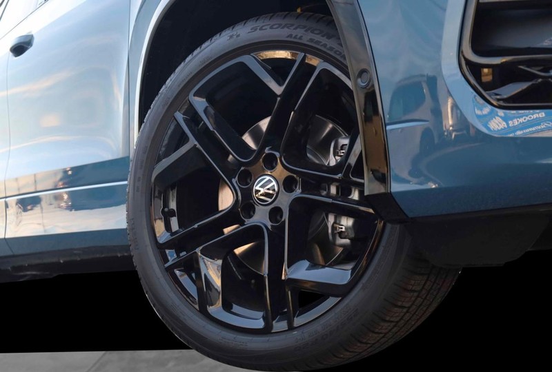 Volkswagen Tiguan Vehicle Full-screen Gallery Image 3