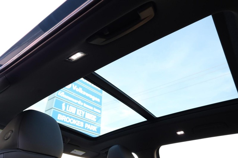 Volkswagen Tiguan Vehicle Full-screen Gallery Image 12