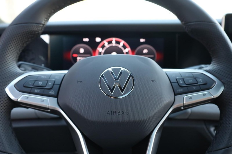 Volkswagen Tiguan Vehicle Full-screen Gallery Image 13