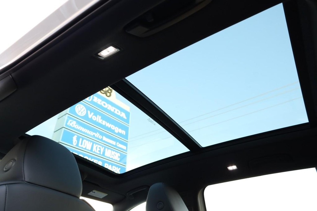 Volkswagen Tiguan Vehicle Full-screen Gallery Image 10