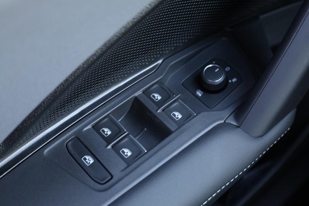 Volkswagen Tiguan Vehicle Full-screen Gallery Image 19