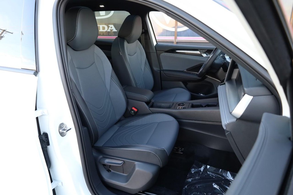 Volkswagen Tiguan Vehicle Full-screen Gallery Image 25