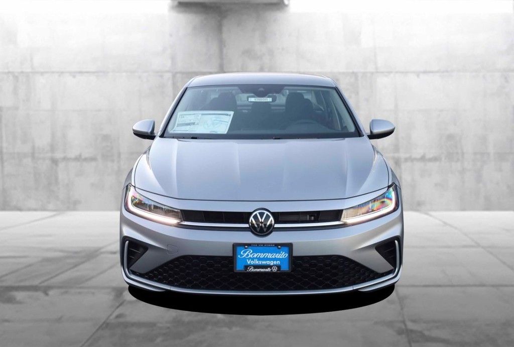 Volkswagen Jetta Vehicle Full-screen Gallery Image 4