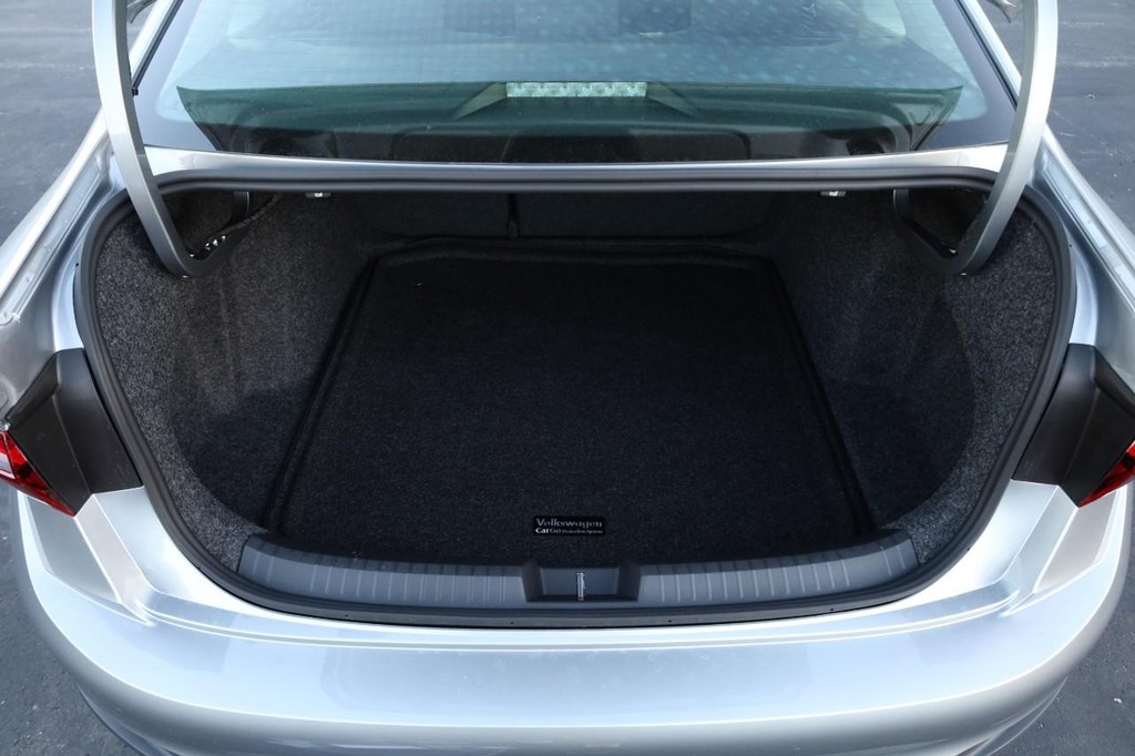 Volkswagen Jetta Vehicle Full-screen Gallery Image 7