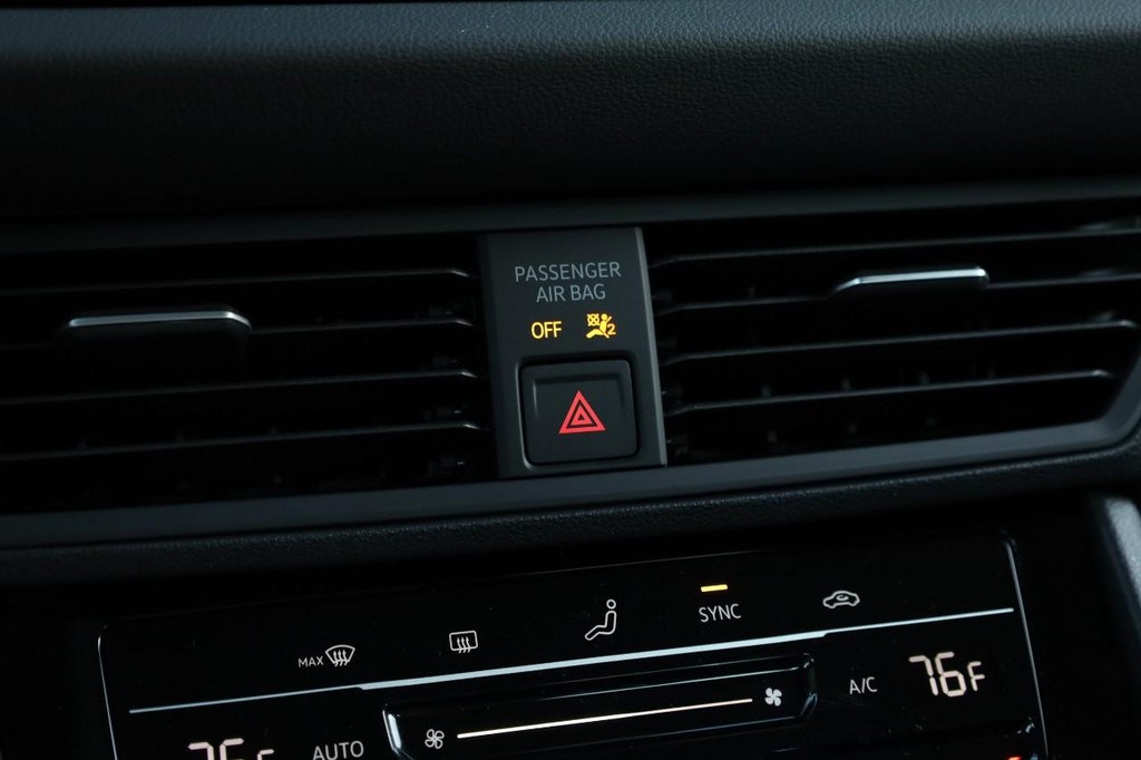 Volkswagen Jetta Vehicle Full-screen Gallery Image 13