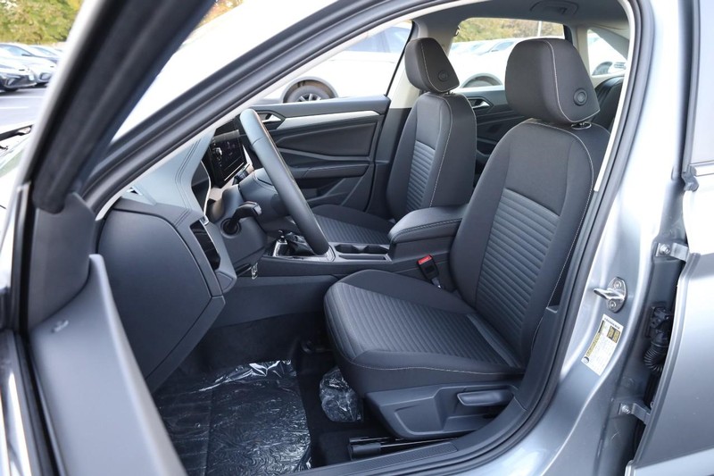 Volkswagen Jetta Vehicle Full-screen Gallery Image 8