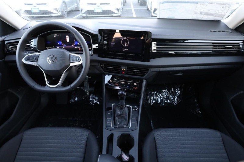 Volkswagen Jetta Vehicle Full-screen Gallery Image 22