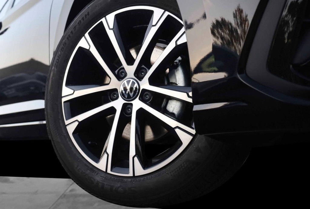 Volkswagen Jetta Vehicle Full-screen Gallery Image 3