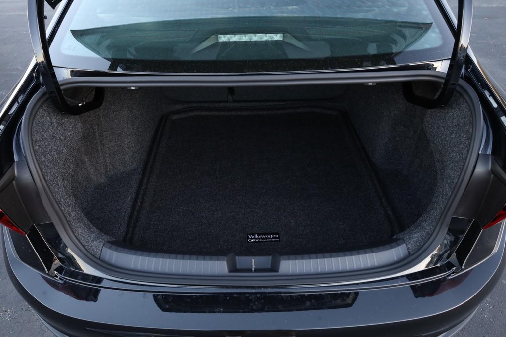 Volkswagen Jetta Vehicle Full-screen Gallery Image 7