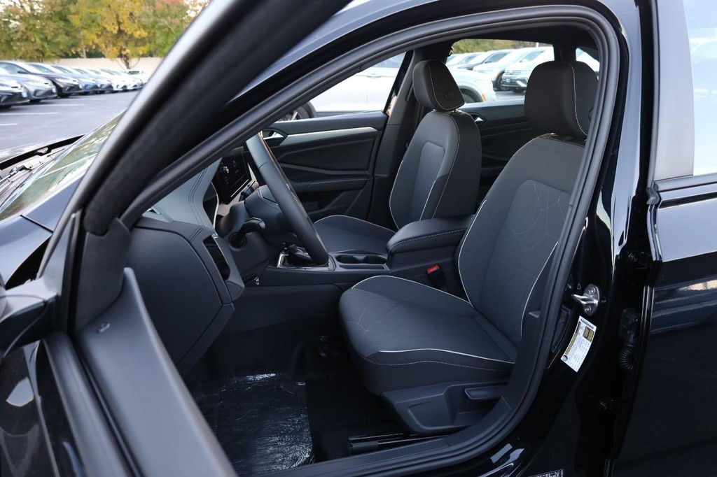 Volkswagen Jetta Vehicle Full-screen Gallery Image 8