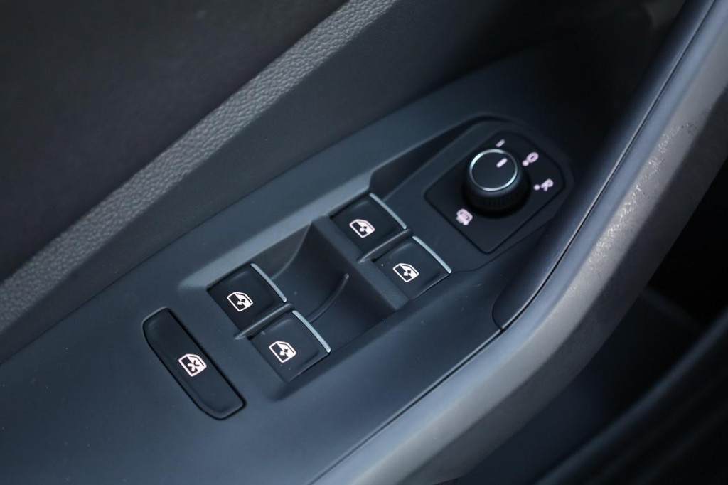 Volkswagen Jetta Vehicle Full-screen Gallery Image 18