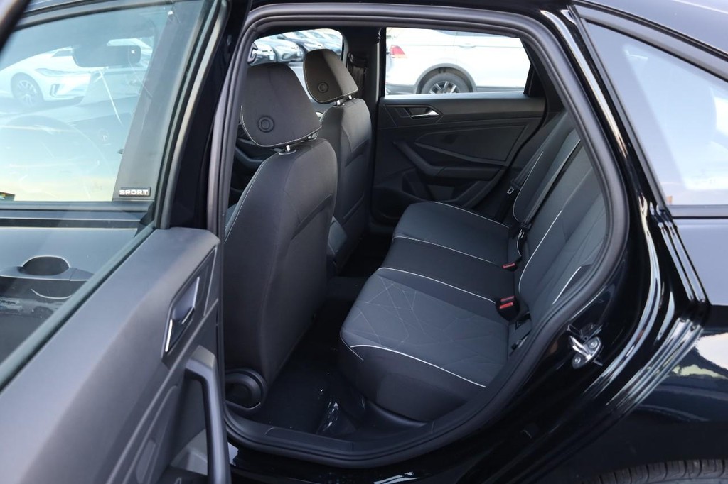 Volkswagen Jetta Vehicle Full-screen Gallery Image 21