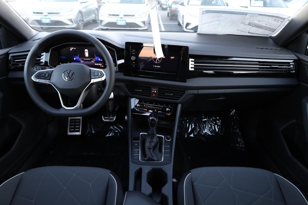 Volkswagen Jetta Vehicle Full-screen Gallery Image 22