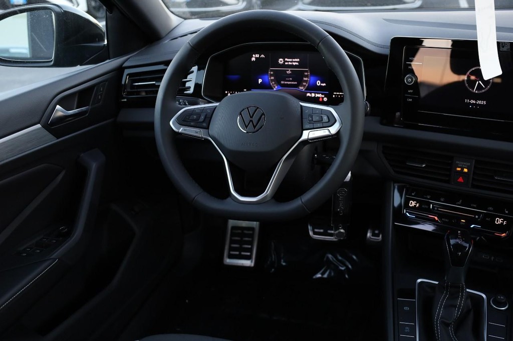 Volkswagen Jetta Vehicle Full-screen Gallery Image 23