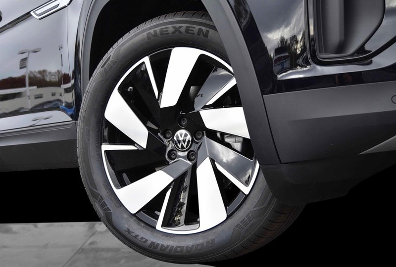 Volkswagen Atlas Cross Sport Vehicle Image 03