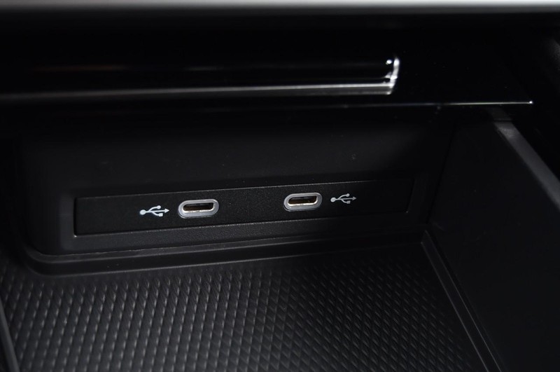 Volkswagen Atlas Cross Sport Vehicle Image 16