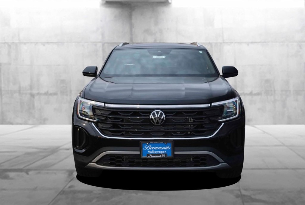 Volkswagen Atlas Cross Sport Vehicle Full-screen Gallery Image 4