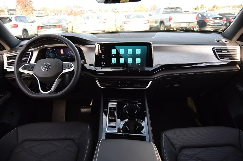 Volkswagen Atlas Cross Sport Vehicle Full-screen Gallery Image 7