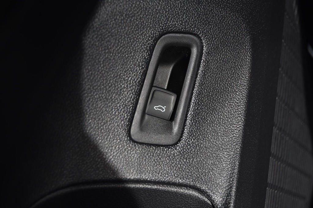 Volkswagen Atlas Cross Sport Vehicle Full-screen Gallery Image 10