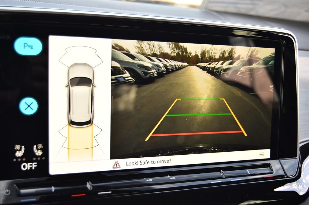 Volkswagen Atlas Cross Sport Vehicle Full-screen Gallery Image 13