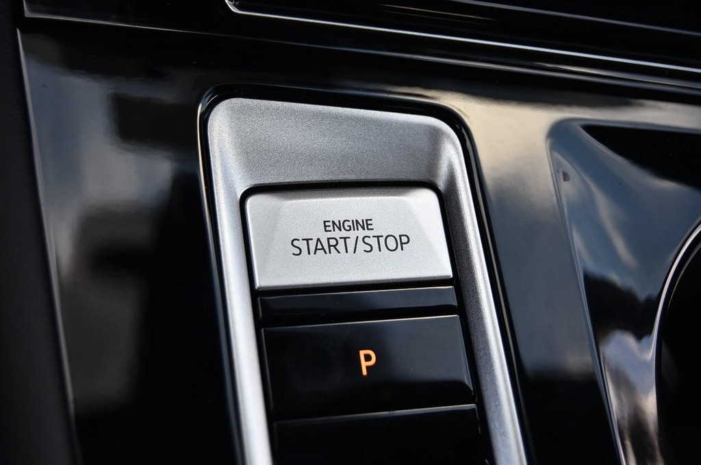 Volkswagen Atlas Cross Sport Vehicle Full-screen Gallery Image 17