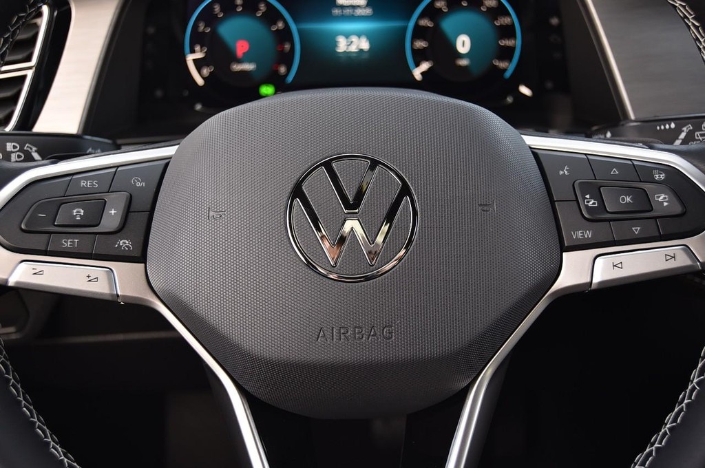 Volkswagen Atlas Cross Sport Vehicle Full-screen Gallery Image 18