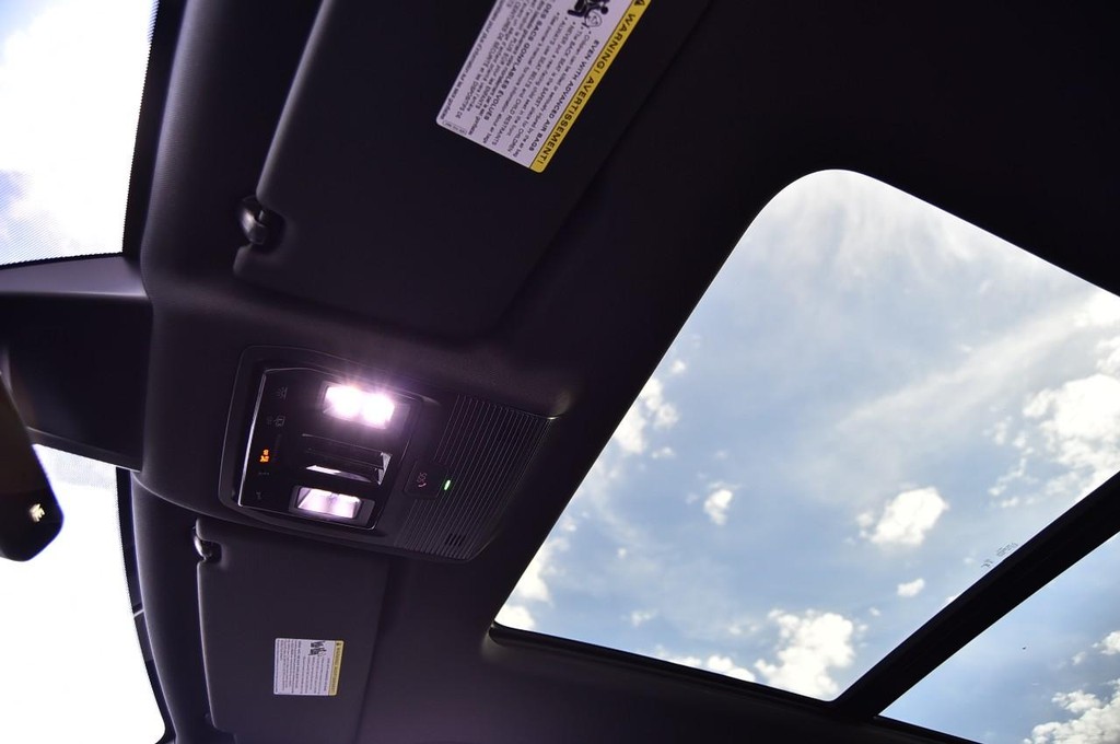 Volkswagen Atlas Cross Sport Vehicle Full-screen Gallery Image 21