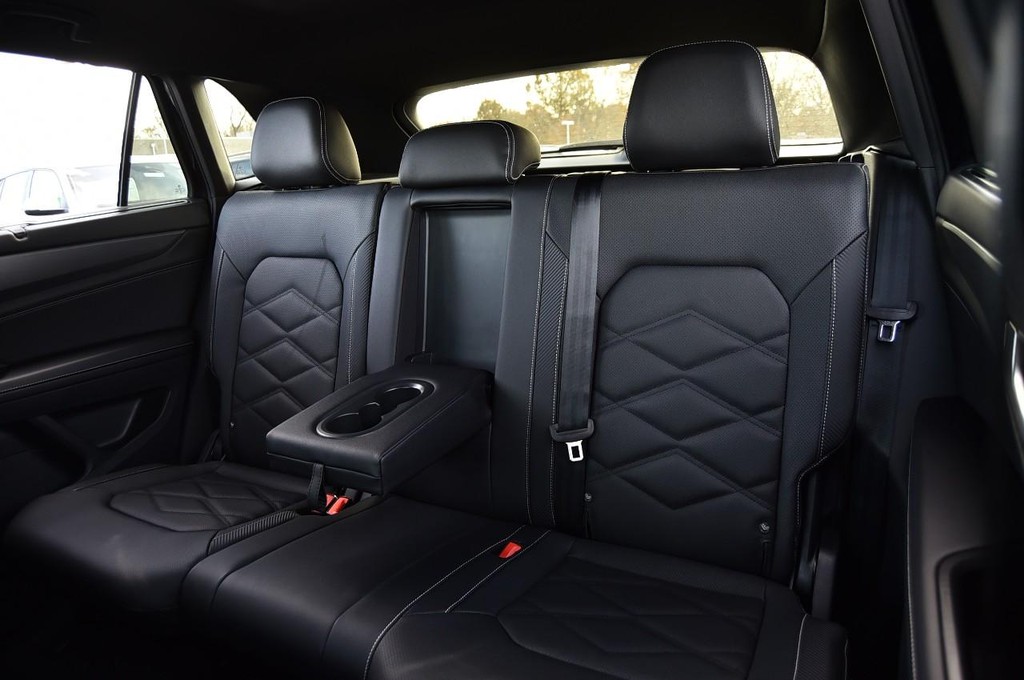 Volkswagen Atlas Cross Sport Vehicle Full-screen Gallery Image 22