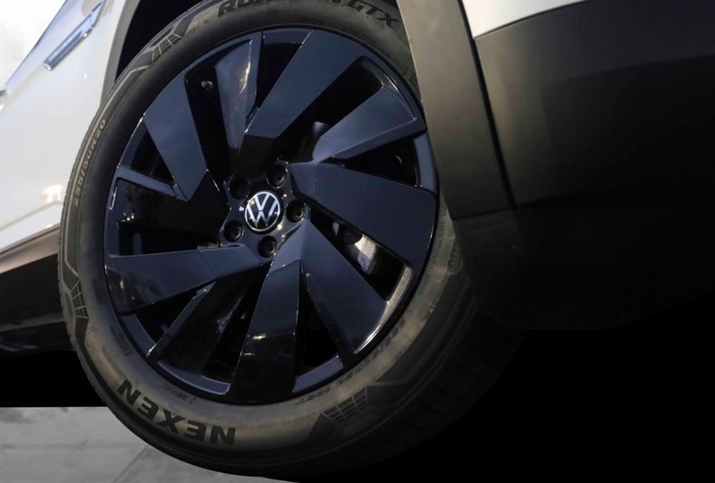 Volkswagen Atlas Cross Sport Vehicle Image 03