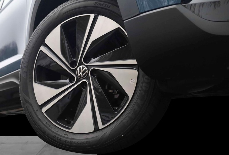 Volkswagen Taos Vehicle Full-screen Gallery Image 3