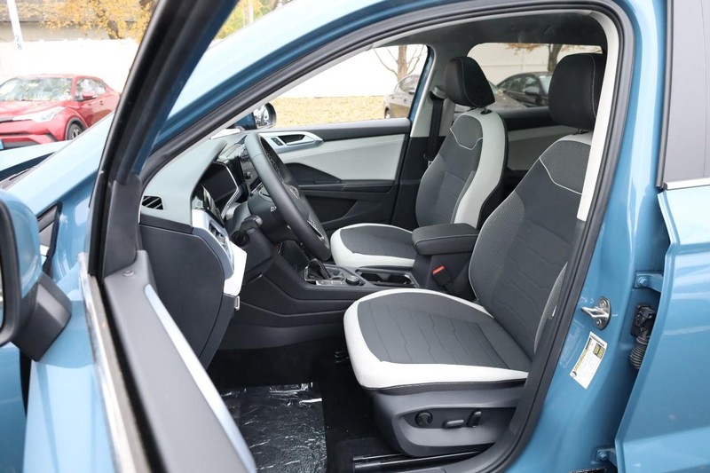 Volkswagen Taos Vehicle Full-screen Gallery Image 8