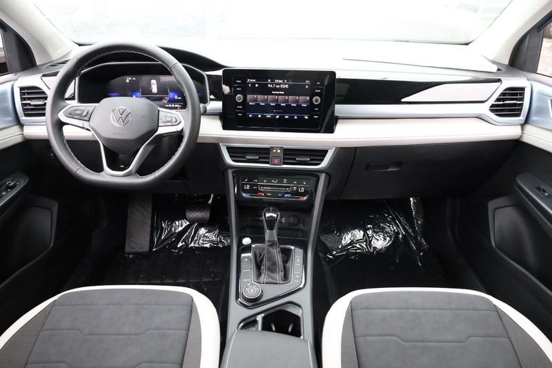 Volkswagen Taos Vehicle Full-screen Gallery Image 24