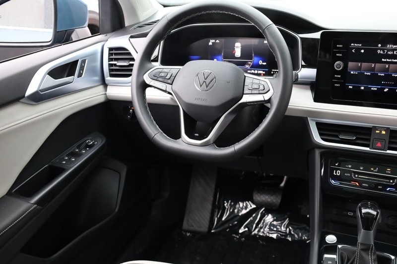 Volkswagen Taos Vehicle Full-screen Gallery Image 25