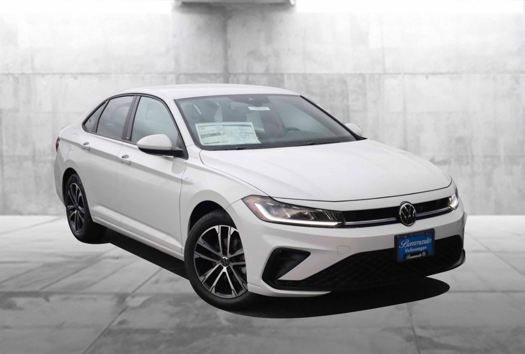 Volkswagen Jetta Vehicle Full-screen Gallery Image 2