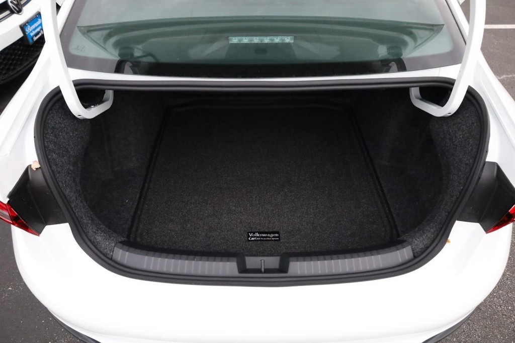 Volkswagen Jetta Vehicle Full-screen Gallery Image 7