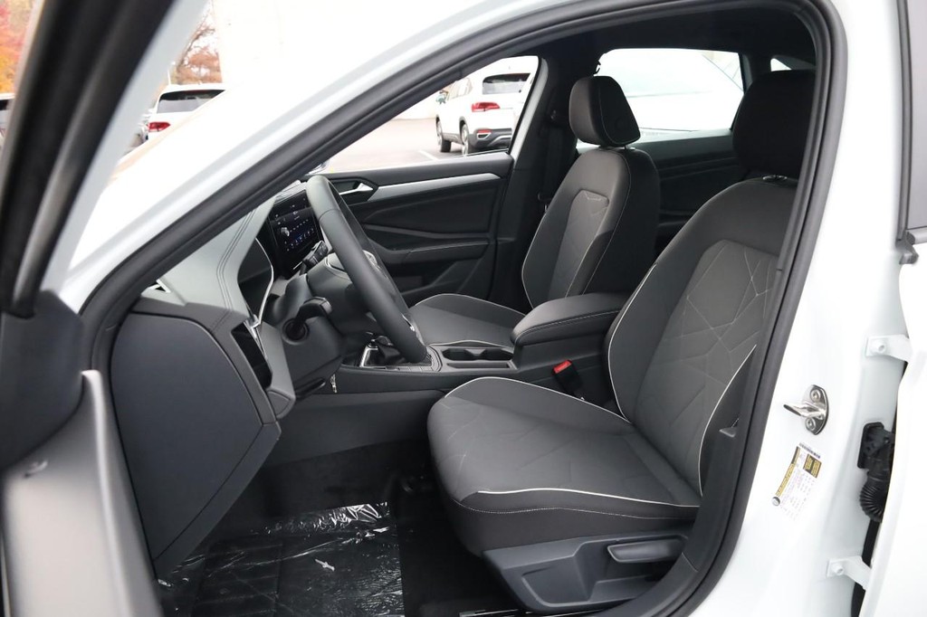 Volkswagen Jetta Vehicle Full-screen Gallery Image 8