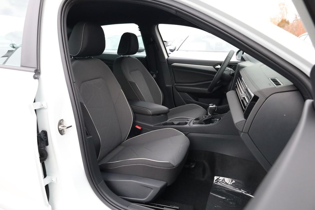 Volkswagen Jetta Vehicle Full-screen Gallery Image 23