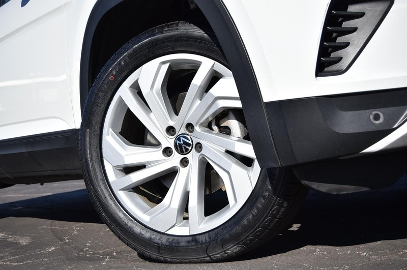 Volkswagen Atlas Vehicle Full-screen Gallery Image 3