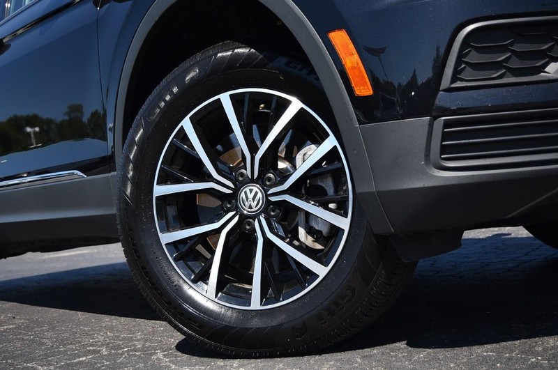 Volkswagen Tiguan Vehicle Full-screen Gallery Image 3