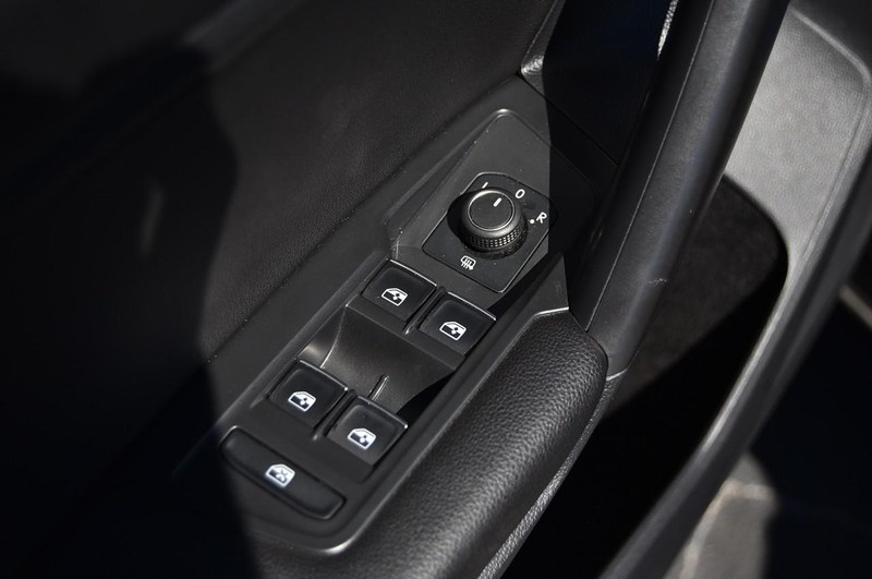 Volkswagen Tiguan Vehicle Full-screen Gallery Image 8