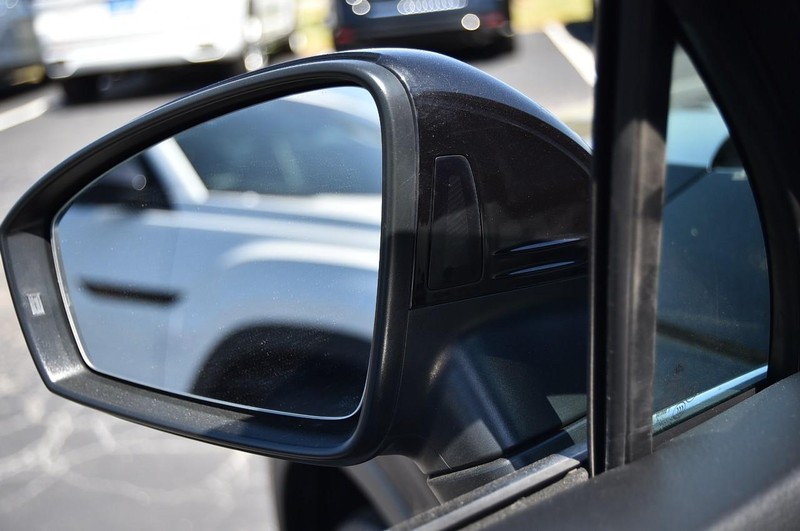 Volkswagen Tiguan Vehicle Full-screen Gallery Image 9