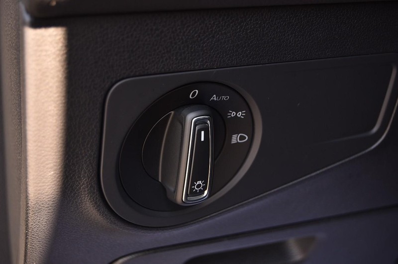 Volkswagen Tiguan Vehicle Full-screen Gallery Image 10