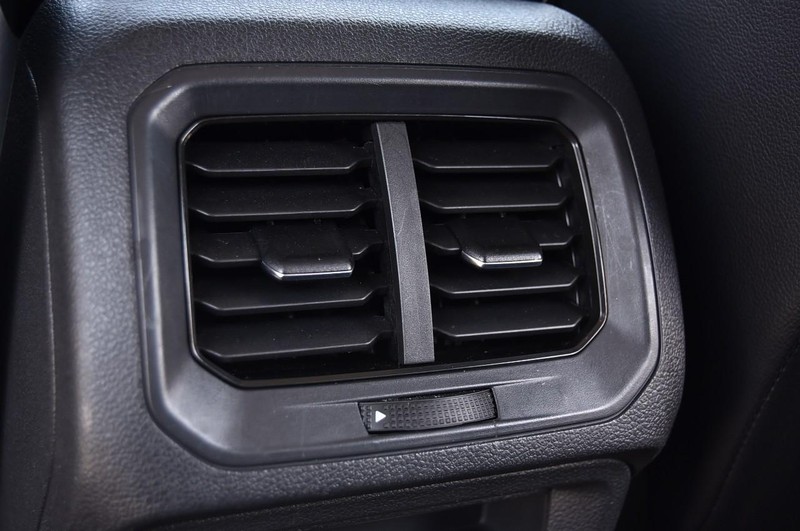 Volkswagen Tiguan Vehicle Full-screen Gallery Image 22